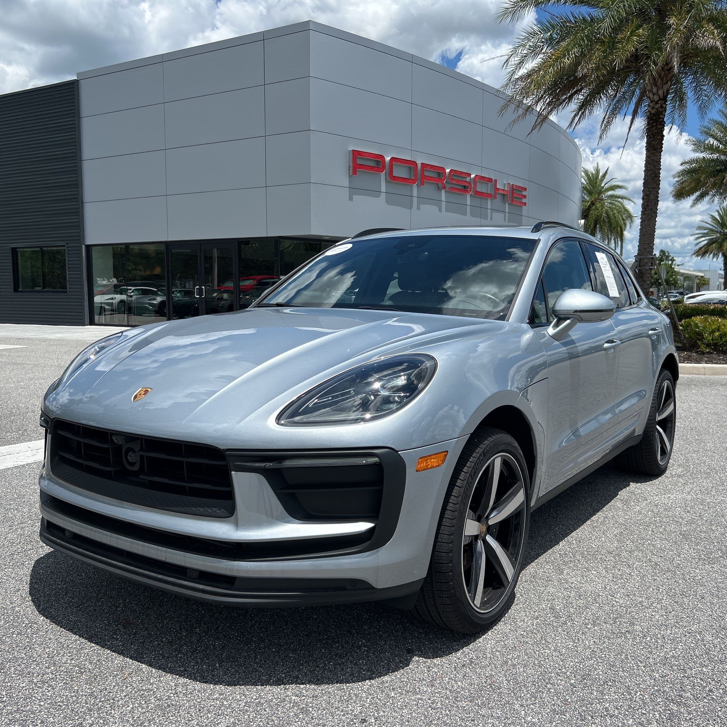 2024 Porsche Macan Base photo 1