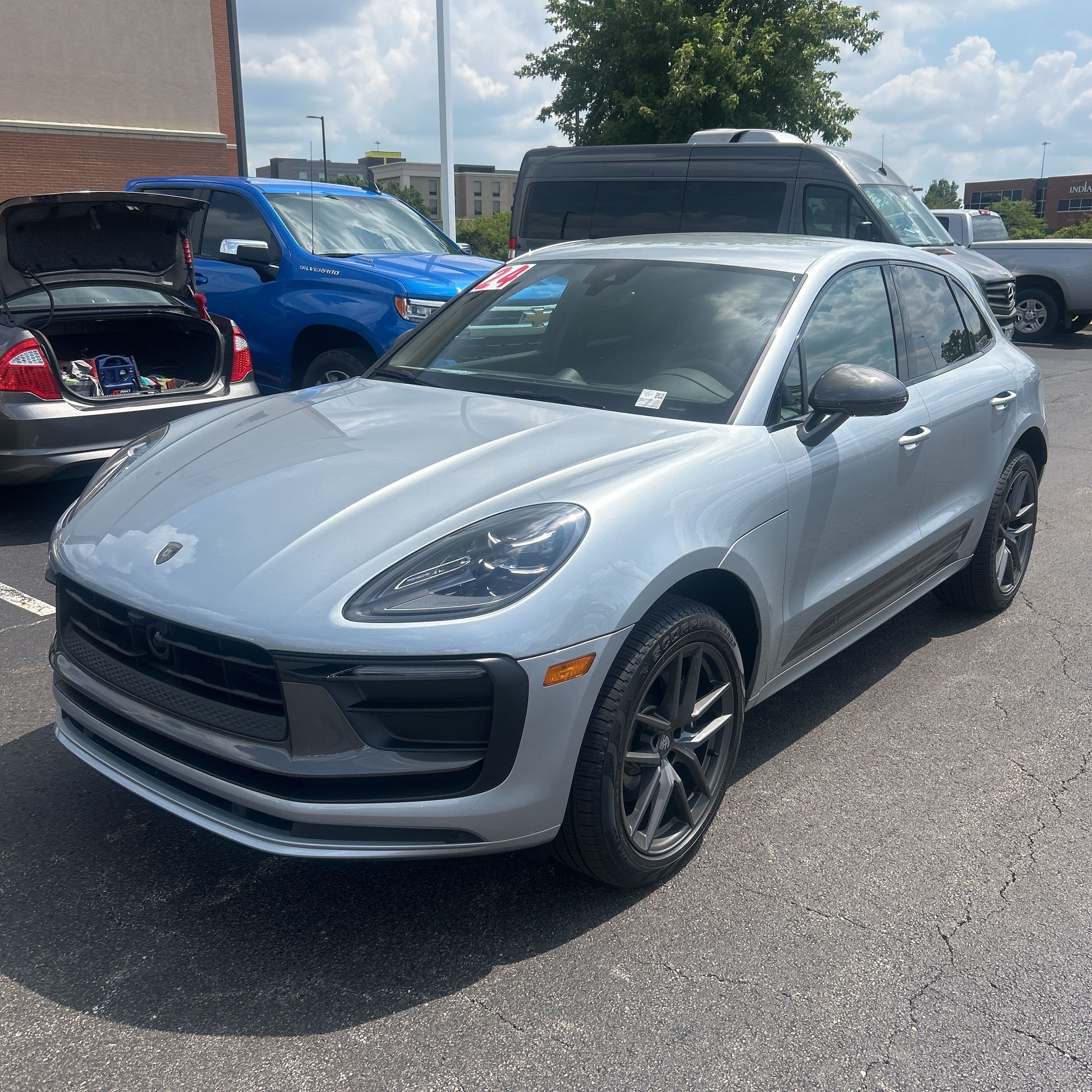 2024 Porsche Macan Base photo 1